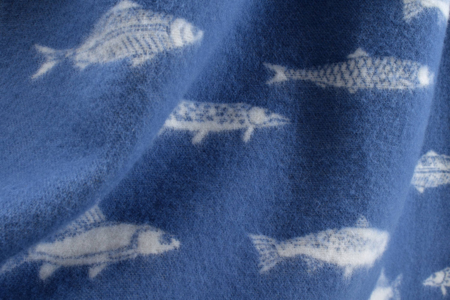 Couverture en laine bleu poisson