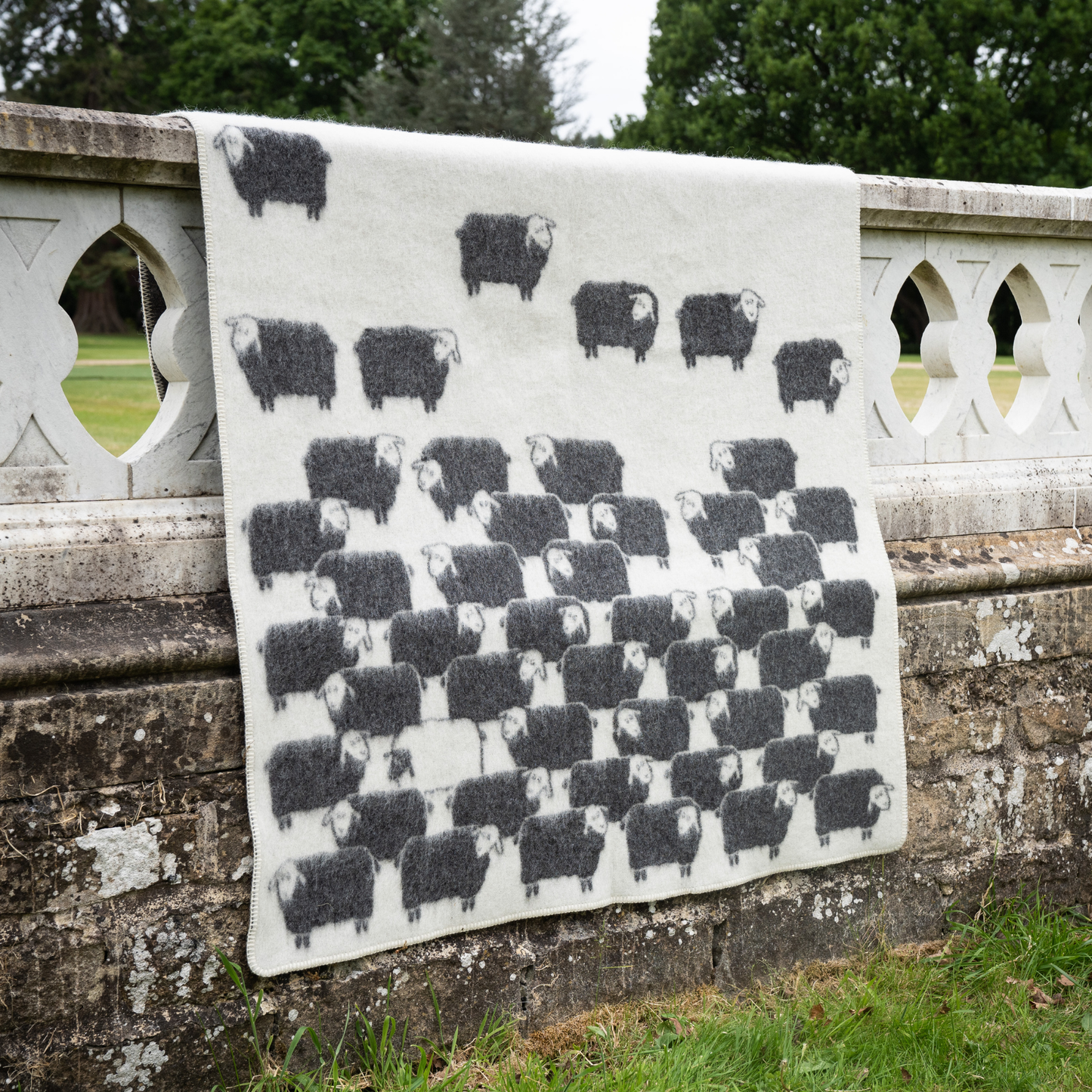 Couverture en laine noire motif mouton