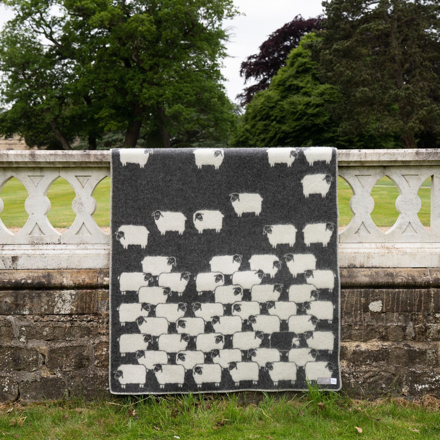 Couverture en laine noire motif mouton