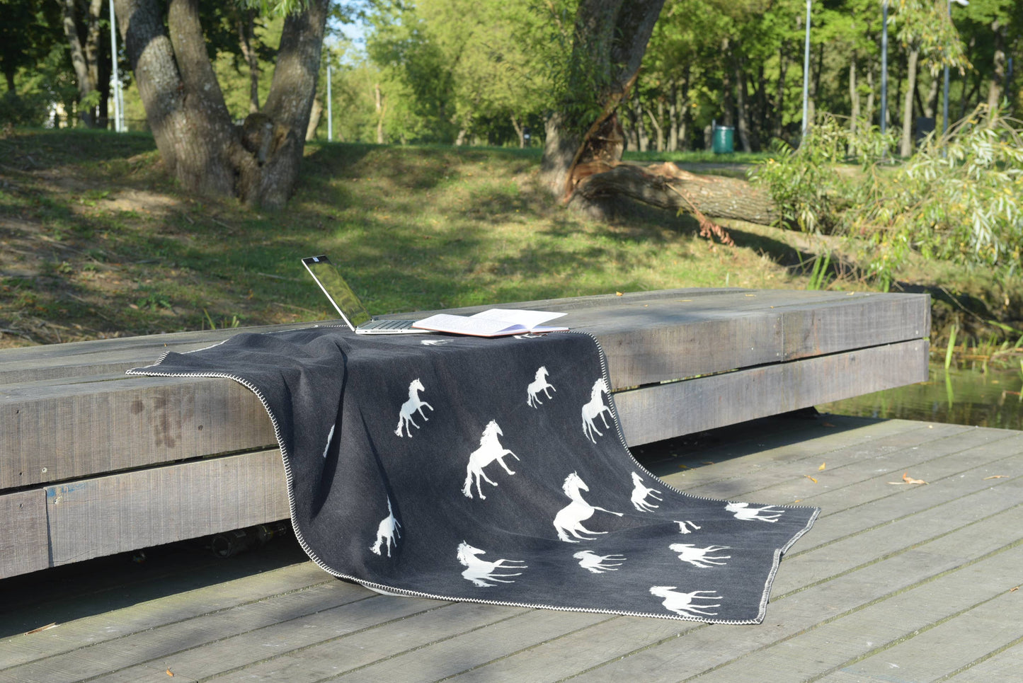 Couverture en coton noir à motif cheval