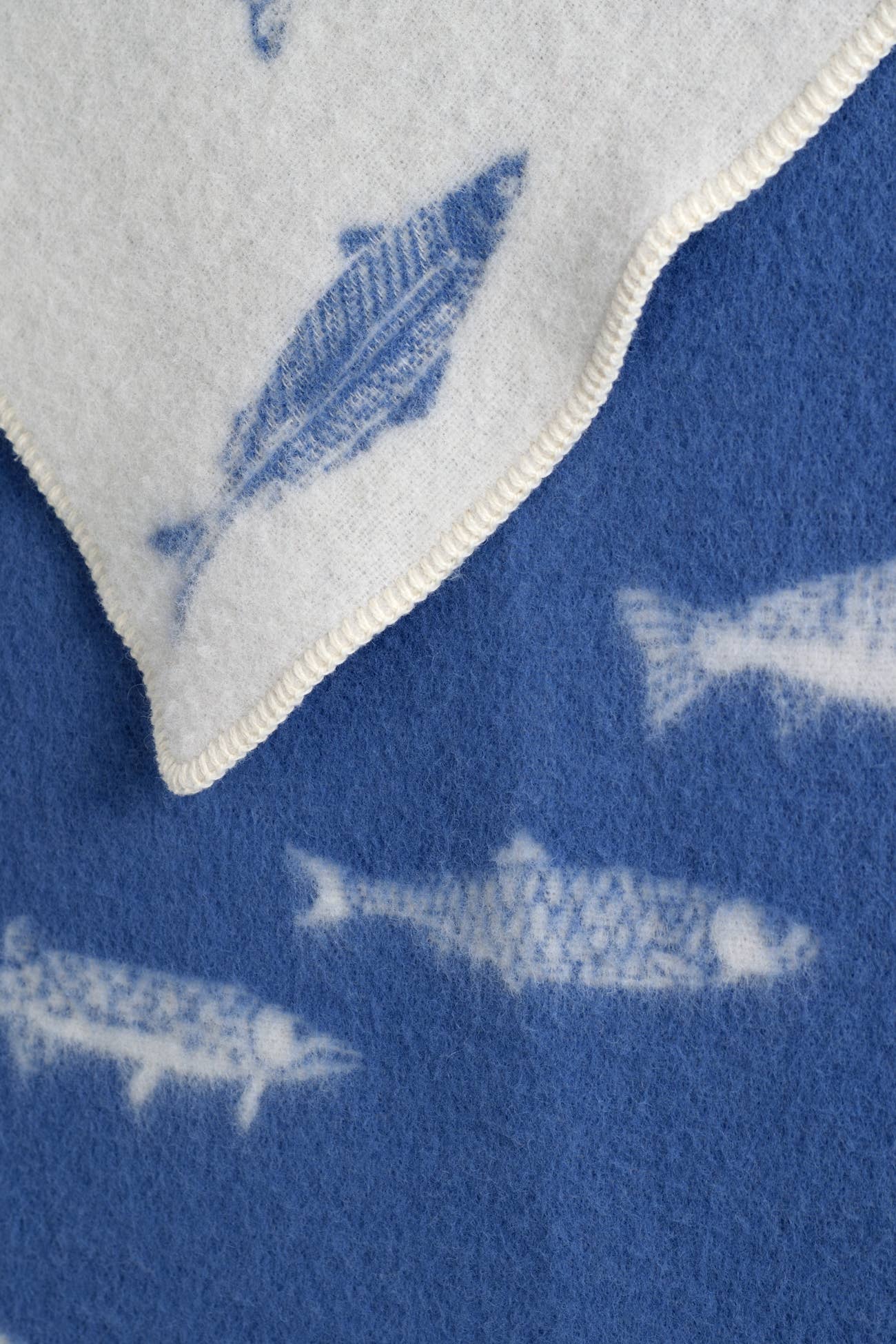 Couverture en laine bleu poisson