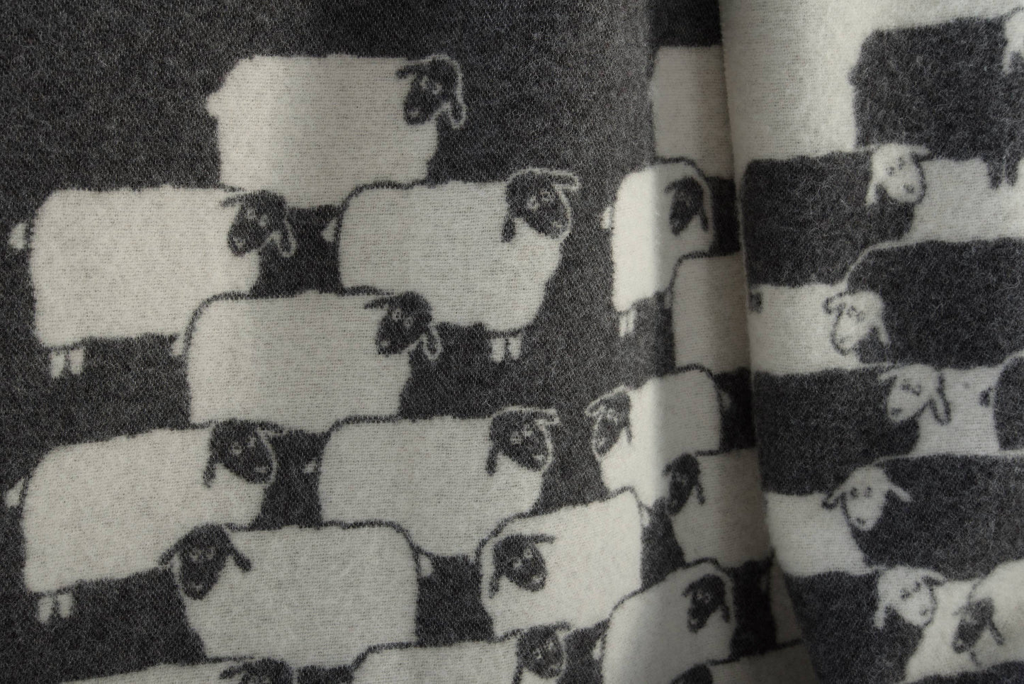 Couverture en laine noire motif mouton